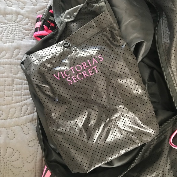 $60 ⬇️ Victoria’s Secret Travel Gym Duffel Bag NWT - Picture 7 of 8